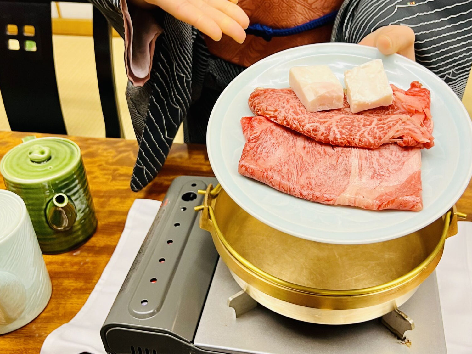 すき焼き・しゃぶしゃぶは専門の係の者が調理致します イメージ