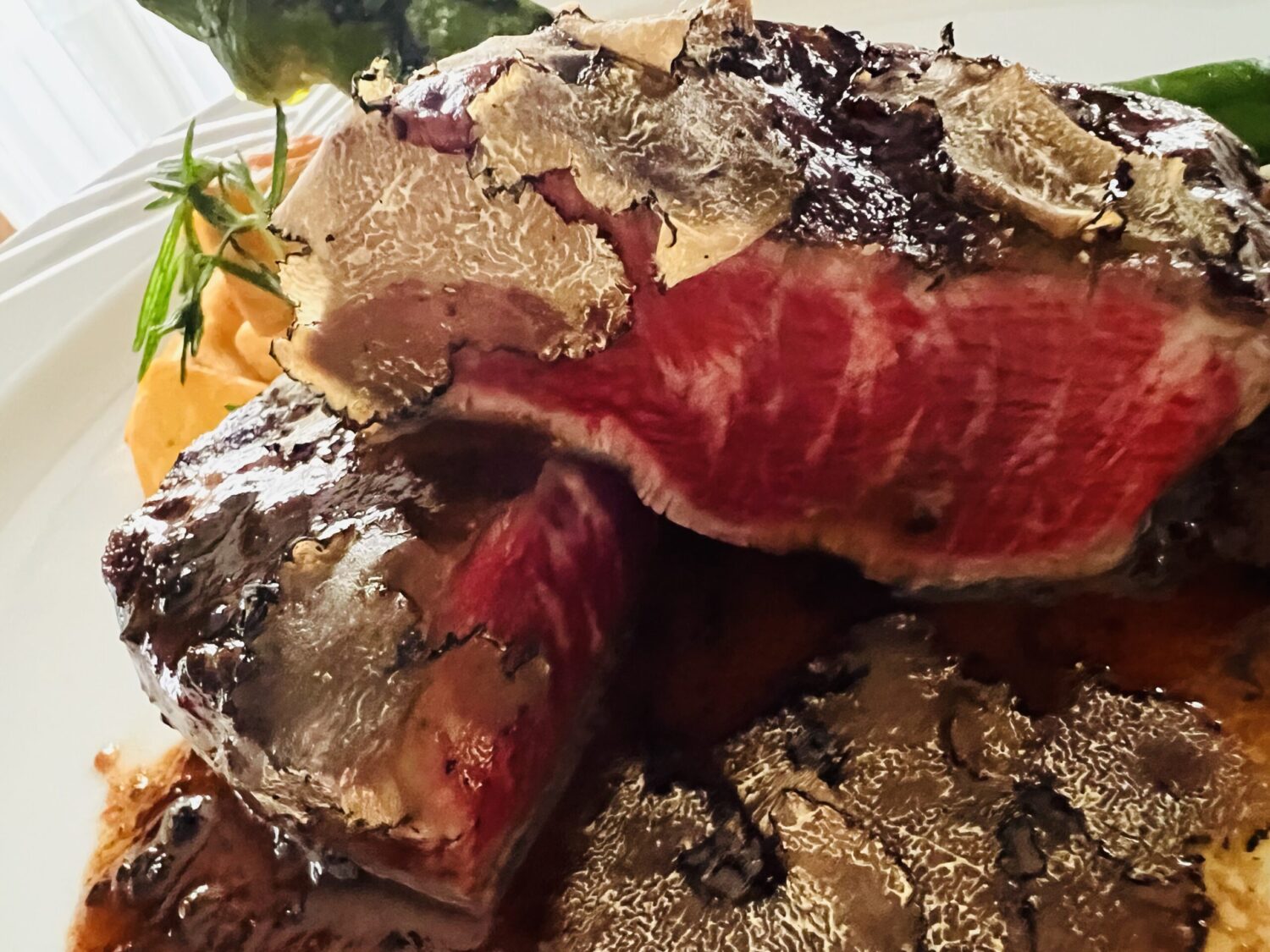 イタリア料理【夏の晩餐　限定プラン】 米沢牛サーロインのビステッカ　サマートリュフソース　150g 22,000円 イメージ